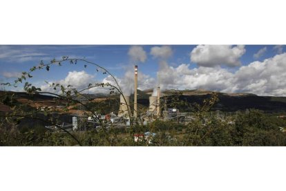 Vista de la central térmica de La Robla aún en funcionamiento, en una imagen de archivo. JESÚS F. SALVADORES