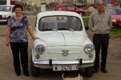 María Crespo y Manuel Andrés, junto a su coche