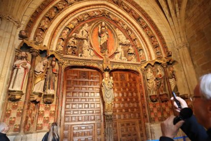 El responsable de Patrimonio de la diócesis, Máximo Gómez Rascón, ante la recién restaurada portada de la Virgen del Dado de la Catedral. RAMIRO