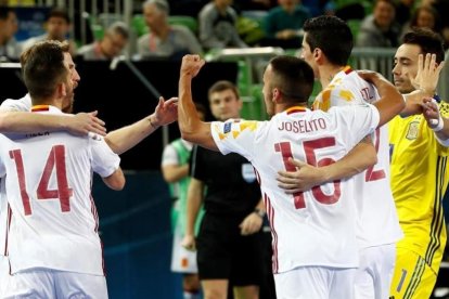 Los jugadores de la selección celebran el triunfo de semifinales.