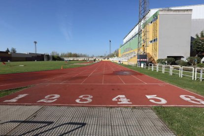 El estadio Hispánico cuenta con seis calles, dos menos de las que exige la Federación. MARCIANO