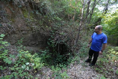 Uno de los agujeros surgidos en el terreno tras el hundimiento del mismo. L. DE LA MATA