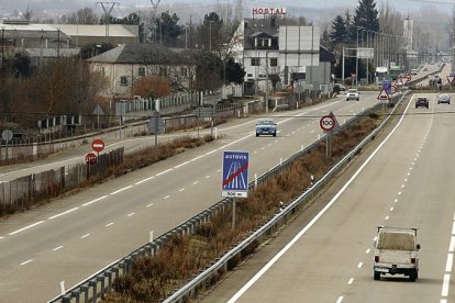 Final de la autovía desde Toreno a Ponferrada, el único construido en el Bierzo. ANA F. BARREDO