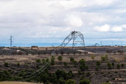 Diversas torres de luz tras ser derribadas por los fuertes vientos registrados hoy en Piñiel de Arriba. PACO SANTAMARÍA