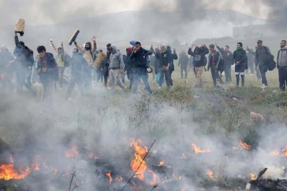 Enfrentamientos entre la policía griega y los refugiados del campo de Diavata al oeste de Tesalónica en el norte de Grecia el 6 de abril de 2019.