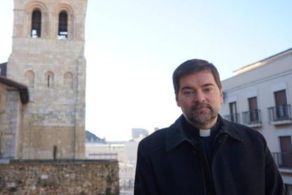 Luis García Gutiérrez, nuevo abad de San Isidoro, en la muralla, una de las zonas de la Colegiata donde le gusta meditar. J. NOTARIO