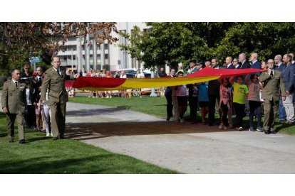 Militares y niños participaron ayer en el homenaje a la bandera de España con motivo del Día de la Hispanidad. FERNANDO OTERO