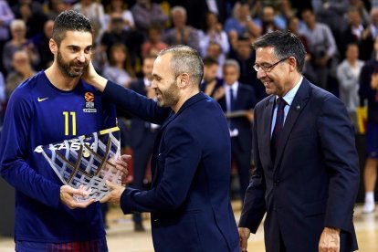 Navarro recibe una placa de manos de Iniesta y el presidente Bartomeu durante el homenaje por sus 20 años como azulgrana a finales del 2017 /