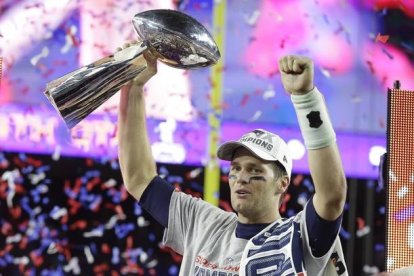 El 'quaterback' Tom Brady, de los Patriots, con el trofeo que le acredita como jugador más valioso de la Super Bowl.