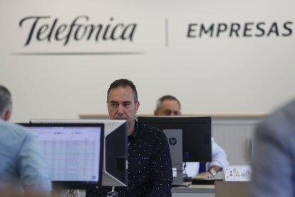 Fotografía de archivo de unos trabajadores de Telefónica en León. JESÚS F. SALVADORES