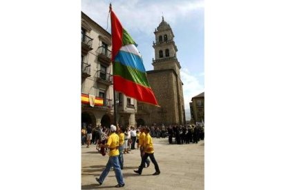 Pendón ante la Basílica, en la salida de la Virgen del pasado 4 de mayo