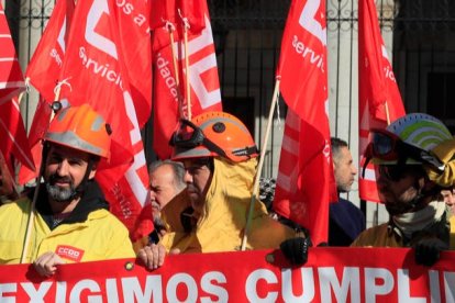 Concentración de bomberos y bomberas forestales este martes frente al Ministerio para la Transición Ecológica y el Reto Demográfico en Madrid. FERNANDO ALVARADO