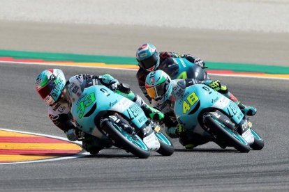 Los pilotos de Moto3 Enea Bastianini (i), Lorenzo Dalla Porta (d) y Adam Norrodin (c), durante la sesión de entrenamientos libres celebrada ayer.