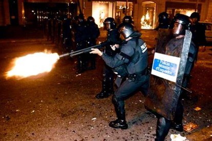 Agentes de los Mossos en un disturbio en Barcelona.