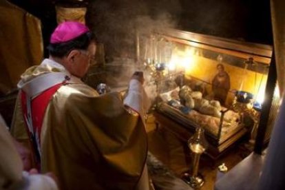 El patriarca latino de Jerusalén bendice una imagen del Niño Jesús en la iglesia de la Natividad en