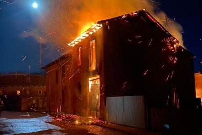 El fuego arrasa una panera en Santibáñez de la Isla.