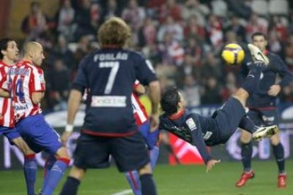 Agüero (d) en el momento de conseguir su primer gol ante el Sporting