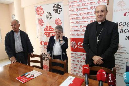 El obispo de Astorga y responsables de Cáritas, ayer. L. DE LA MATA