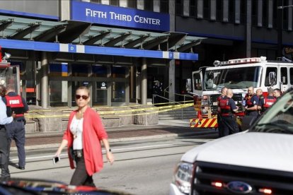 Personal de emergencias y policía ante el edificio en el que ha tenido lugar el tiroteo