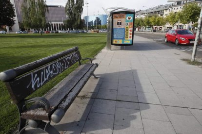 La marquesina frente al Auditorio se cambiará por una gran pérgola en la acera de la avenida Reyes Leoneses. RAMIRO