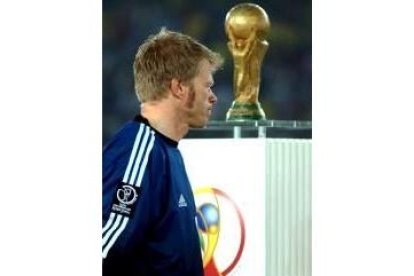 Oliver Kahn observa la Copa del Mundo durante la entrega de trofeos