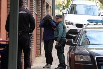 El encarcelado, con la cabeza cubierta por una prenda, ayer a la entrada al juzgado de Ponferrada para declarar ante el juez. ANA F. BARREDO