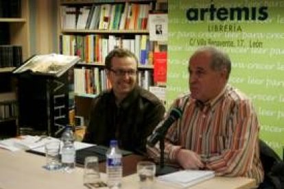 Luis Artigue y Alfonso García, durante el acto de presentación de la obra