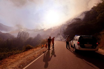 El alcalde habla con la Guardia Civil, junto a dos voluntarios, nada más detectarse el fuego.