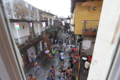 La Fiesta del Agua se celebrará a primera hora del viernes en la calle Real. ANA F. BARREDO