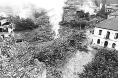 Imagen de la demolición de las casas de Riaño en 1987, antes de que el valle fuera anegado.