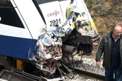 El vagón trasero del convoy accidentado está muy dañado en la zona de enganche.