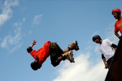 Un grupo de jóvenes practica deportes de riesgo, en una imagen de archivo.