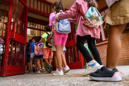 Niños y niñas entran en un colegio el día de la vuelta a las aulas. ÁNGELRES VISDÓMINE