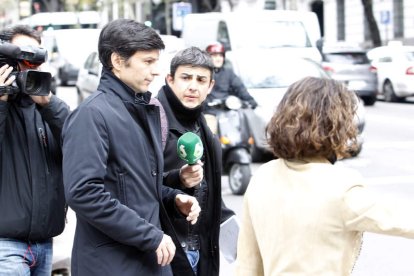 El yerno de Mario Conde, Fernando Guasch, a la salida ayer de la Audiencia Nacional. DIEGO LÓPEZ