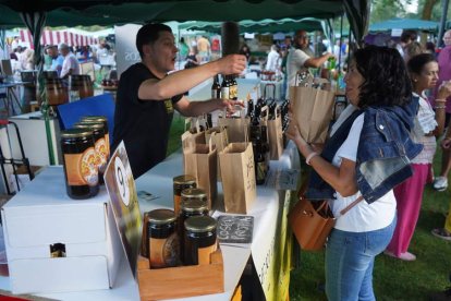 Imagen de uno de los puestos de la Feria de Artesanía de Lorenzana. J. NOTARIO