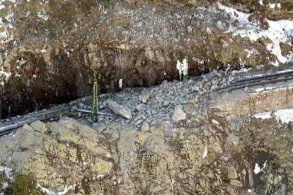 Desprendimiento de rocas sobre las vías del tren en una imagen de archivo. DL