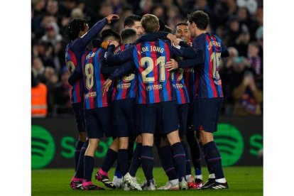 El Barcelona celebra con una piña el tercer gol frente al Sevilla que les dispara en la Liga. ALEJANDRO GARCIA