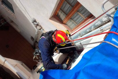 Una de las intervenciones de ayer. BOMBEROS DE LEÓN