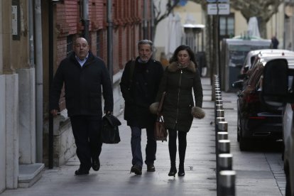 Muñoz, en el centro, a su llegada esta mañana a la Audiencia. FERNANDO OTERO