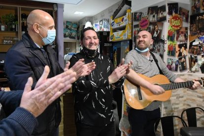 'El Chivi" saluda la llegada de la Navidad con un villancico dedicado a León. J. CASARES