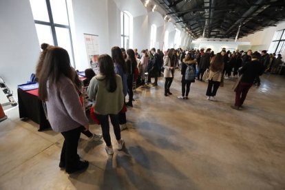 Alumnos de bachillerato en el Salón Intour de León para informarse sobre carreras universitarias. RAMIRO