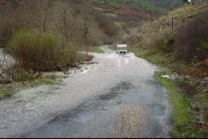 Parte del tramo de la carretera hasta la llegada a la localidad de Lois, en evidente mal estado