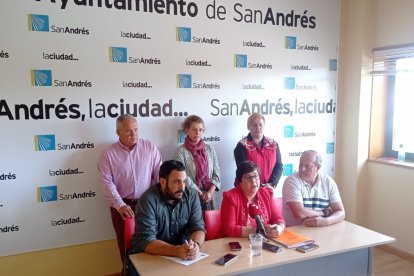 Camino Cabañas, en el centro, durante la rueda de prensa. DL