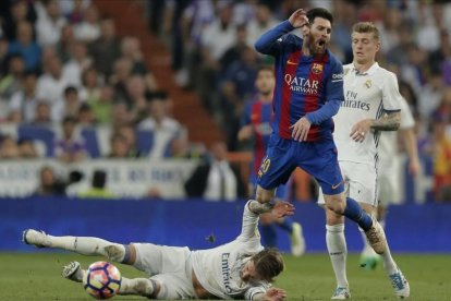 Sergio Ramos, en el suelo delante de Messi, en el clásico del pasado mes de abril.