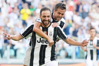 Pjanic abraza a Higuaín tras marcar el argentino de la Juventus al Sassuolo.