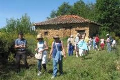 El grupo que realizó ayer la visita abandona el que se conoce en el pueblo como molino Zapatilla