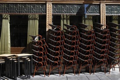 Terraza en el centro de León cerrada a causa de la pandemia. JESÚS F. SALVADORES