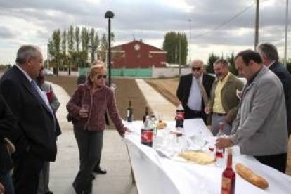 Cipriano Elías Martínez y Isabel Carrasco, frente a los representantes del municipio de Onzonilla