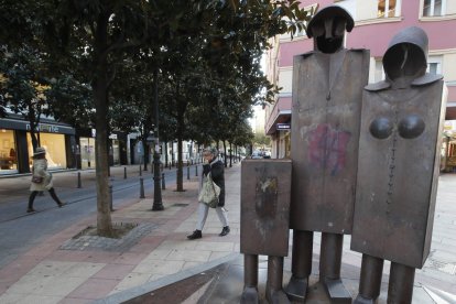 Escultura ubicada en la calle Burgo Nuevo a pocos metros de la zona del conflicto. RAMIRO