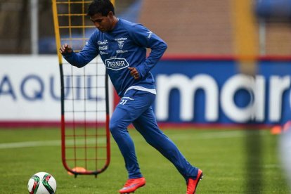 Junior Sornoza participa en un entrenamiento de la selección ecuatoriana de fútbol.